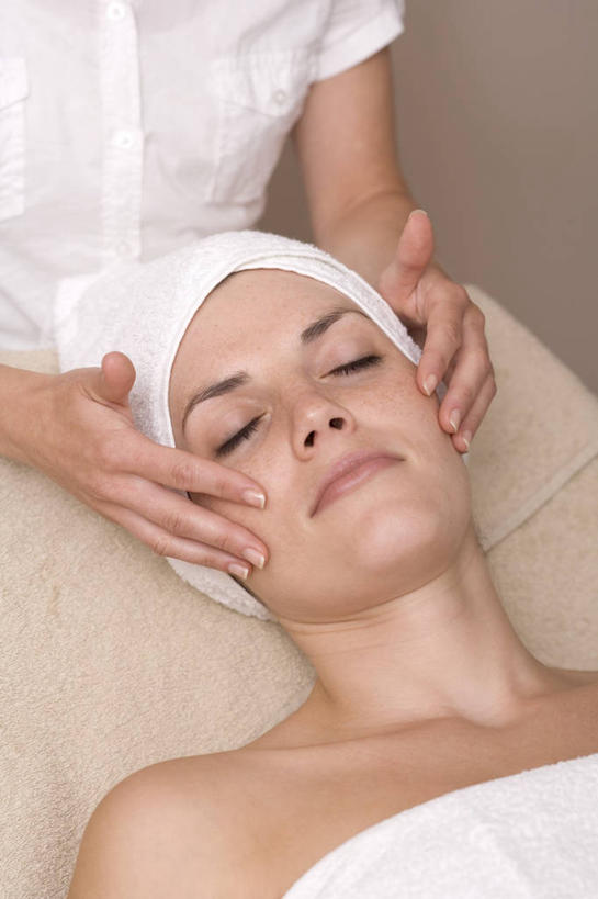 西方人,脸,头,脸颊,两个人,按摩师,站,躺,闭眼,竖图,俯视,室内,特写,白天,按摩,床,欧洲,欧洲人,包裹,纺织物,床单,被子,顾客,肩膀,毛巾,清洁,站着,单人床,保暖,被单,透气,指压,防水,主顾,储水,耐磨,吸水,卧着,年轻女性,女人,女性,白种人,头部,脸部,脸蛋,面部,技师,闭眼睛,闭着眼,闭着眼睛,躺着,卧,站立,半身,彩图,高角度拍摄,推拿