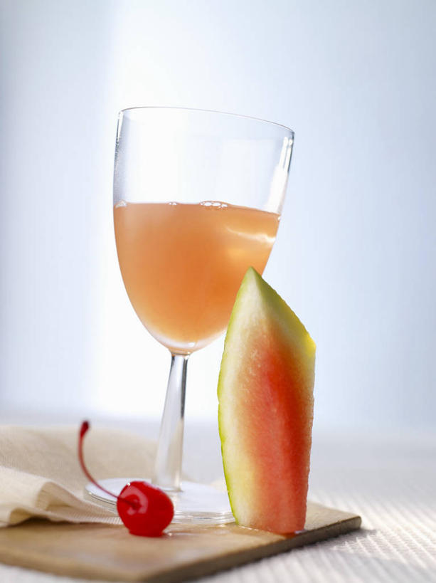 果汁,无人,竖图,室内,特写,白天,仰视,餐桌,桌子,西瓜,樱桃,杯子,水果,阴影,新鲜,反射,影子,生食,食品,果实,案板,饮品,一杯,玻璃制品,砧板,食物,饮料,红色,水杯,摄影,有机食品,绿色食品,影棚,餐台,可口,适口,玻璃杯,樱珠,莺桃,英桃,楔桃,牛桃,荆桃,寒瓜,彩图,低角度拍摄,影棚拍摄,拍摄