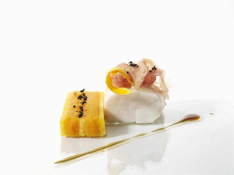 海鲜,无人,横图,俯视,室内,特写,白天,白色背景,烹饪,西餐,餐桌,桌子,蔬菜,阴影,新鲜,反射,影子,肉,鱼肉,料理,食品,火腿,水产,猪肉,菜肴,美食,肉类,海洋生物,食物,腌制,芥菜,西式,摄影,佳肴,有机食品,绿色食品,影棚,餐台,水生动物,海产品,水生物,肉食,海底动物,大头菜,豚肉,安康鱼,蛤蟆鱼,老头鱼,结巴鱼,丑婆,盖菜,鮟鱇,鮟鱇鱼,哈蟆鱼,海哈蟆,琵琶鱼,熏制,火肉,兰熏,猪腿,彩图,高角度拍摄,影棚拍摄,拍摄