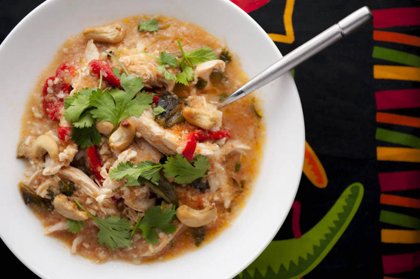 无人,横图,俯视,室内,特写,白天,烹饪,中餐,桌面,桌子,蔬菜,餐具,叶子,金属制品,阴影,新鲜,反射,金属,木制,碟子,盘,影子,勺子,鸡肉,肉,汤,料理,食品,坚果,绿叶,菜肴,美食,肉类,食物,一个,盘子,木制品,调羹,碟,汤匙,干果,中式,嫩叶,佳肴,有机食品,绿色食品,单个,腰果,肉食,鸡腰果,介寿果,叶,叶片,彩图,高角度拍摄