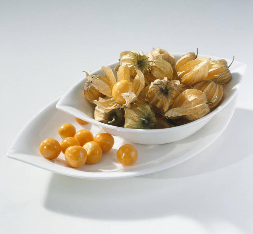 无人,横图,俯视,室内,特写,白天,白色背景,桌面,桌子,餐具,水果,一堆,许多,阴影,堆叠,堆积,新鲜,反射,木制,碟子,盘,影子,陶瓷,生食,食品,果实,陶瓷制品,很多,食物,一个,盘子,木制品,容器,碟,碗,摄影,有机食品,绿色食品,影棚,单个,储藏,堆,储存,灯笼草,沙灯笼,天泡子,水灯笼,打卜草,打额泡,天泡草,王母珠,小酸浆,彩图,高角度拍摄,影棚拍摄,拍摄,贮存