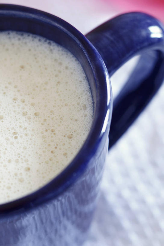 牛奶,无人,竖图,俯视,室内,特写,白天,餐桌,桌子,杯子,阴影,朦胧,模糊,反射,影子,陶瓷,食品,甜点,甜品,陶瓷制品,饮品,一杯,营养,食物,饮料,一个,马克杯,水杯,甜食,冰淇淋,单个,餐台,鲜奶,乳制品,奶,牛乳,奶昔,安神,香草奶昔,彩图,高角度拍摄