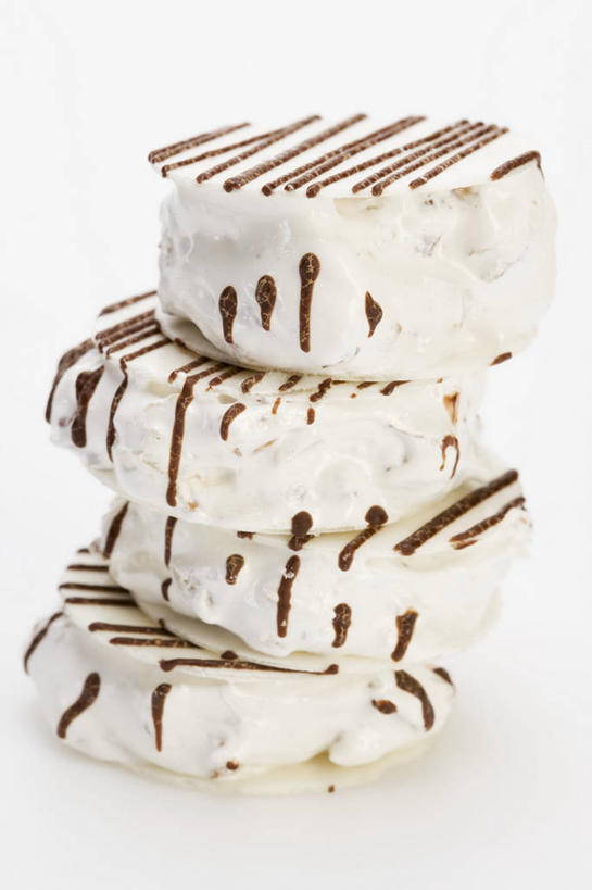 无人,竖图,俯视,室内,特写,白天,白色背景,餐桌,桌子,一排,阴影,整齐,反射,影子,食品,糖,糖果,甜点,甜品,食物,排列,白色,甜食,四块,摄影,影棚,餐台,堆,队列,牛轧糖,鸟结糖,纽结糖,彩图,高角度拍摄,影棚拍摄,拍摄