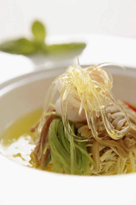 面食,面条,内脏,无人,竖图,俯视,室内,特写,白天,白色背景,烹饪,中餐,阴影,朦胧,模糊,反射,影子,陶瓷,面,料理,食品,陶瓷制品,粉丝,酸辣汤,猪肚,菜肴,美食,食物,一个,容器,碗,中式,摄影,佳肴,影棚,单个,储藏,器官,储存,动物器官,冬粉,彩图,高角度拍摄,影棚拍摄,拍摄,河南菜,酸辣肚丝汤,汤粥菜,豫菜,贮存