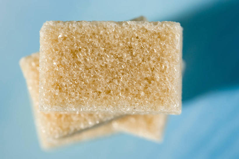 无人,横图,俯视,室内,特写,白天,一堆,阴影,堆叠,堆积,蓝色背景,朦胧,模糊,反射,纹路,纹理,影子,糖,黄色,保健,四块,摄影,影棚,堆,红糖,肌理,止痛,补血,化淤,健脾,暖胃,益气,彩图,高角度拍摄,影棚拍摄,拍摄,活血