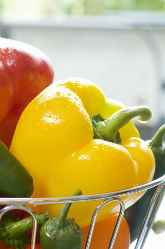 无人,竖图,俯视,室内,特写,白天,桌面,桌子,辣椒,蔬菜,一堆,阴影,堆叠,堆积,朦胧,模糊,新鲜,反射,木制,篮子,影子,食品,购物篮,食物,黄色,红色,木制品,有机食品,绿色食品,堆,便利,存放,载具,彩椒,辣角,红海椒,大椒,辣虎,广椒,快捷,方便,寄存,寄放,暂存,购物提篮,购物筐,甜椒,柿子椒,辣子,海椒,番椒,灯笼椒,彩图,高角度拍摄