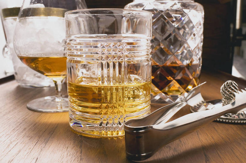 无人,横图,俯视,室内,特写,白天,桌面,桌子,杯子,阴影,朦胧,模糊,反射,木制,影子,酒类,玻璃制品,酒,饮料,夹子,木制品,水杯,食品夹,食物夹,面包夹,意粉夹,玻璃杯,彩图,高角度拍摄