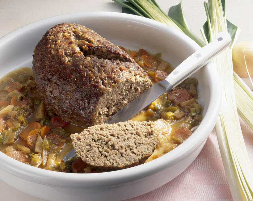 点心,无人,横图,俯视,室内,特写,白天,白色背景,桌面,桌子,蔬菜,餐具,叶子,金属制品,阴影,新鲜,反射,金属,木制,工具,影子,陶瓷,葱,青葱,肉,食品,面点,绿叶,刀具,陶瓷制品,馅饼,猪肉,肉类,食物,糕点,一个,木制品,容器,碗,刀,嫩叶,摄影,有机食品,绿色食品,影棚,单个,储藏,储存,餐刀,肉食,豚肉,叶,叶片,彩图,高角度拍摄,影棚拍摄,拍摄,猪肉馅饼,贮存