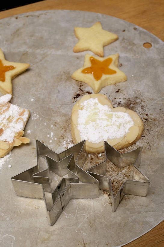 点心,无人,竖图,俯视,室内,特写,白天,爱情,桌面,桌子,金属制品,圣诞节,阴影,节日,爱心,庆祝,反射,金属,木制,影子,星星,食品,曲奇,浪漫,文化,食物,木制品,饼干,果酱,零食,庆典,温暖,温馨,心形,星形,恩爱,模具,纪念,和睦,五角形,曲奇饼,曲奇饼干,果子酱,心型,五角星,彩图,高角度拍摄,果酱曲奇,融洽