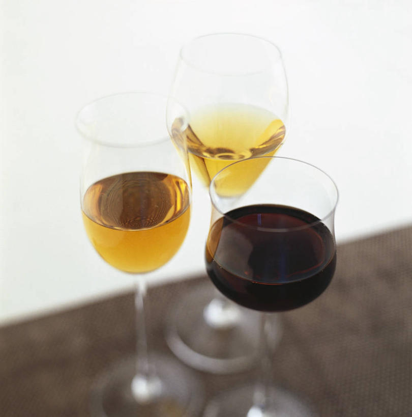 红酒,葡萄酒,无人,竖图,俯视,室内,特写,白天,白色背景,桌面,桌子,杯子,阴影,反射,木制,高脚杯,影子,红酒杯,白葡萄酒,酒类,三杯,玻璃制品,酒,饮料,三个,酒杯,木制品,红葡萄酒,摄影,影棚,葡萄酒杯,玻璃杯,彩图,高角度拍摄,影棚拍摄,拍摄