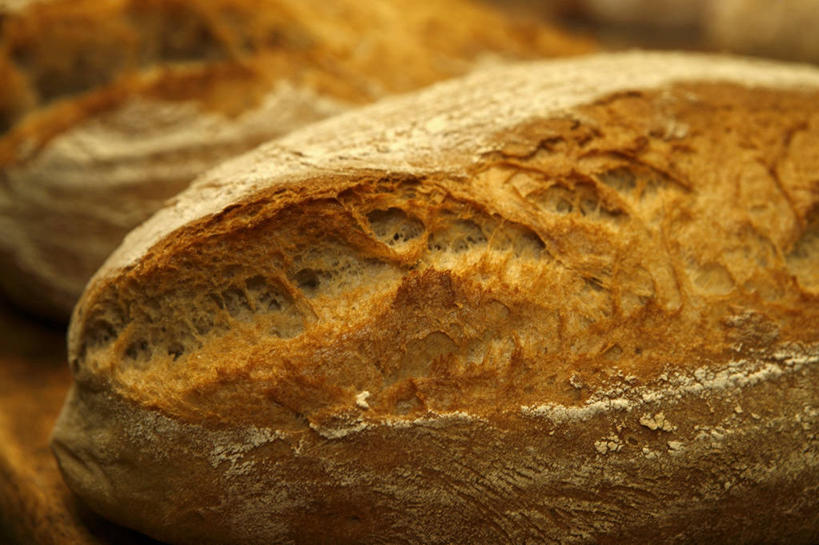 点心,面包,无人,横图,俯视,室内,特写,白天,桌面,桌子,阴影,反射,木制,影子,食品,面点,食物,糕点,两个,木制品,黑面包,全麦面包,麸皮面包,彩图,高角度拍摄