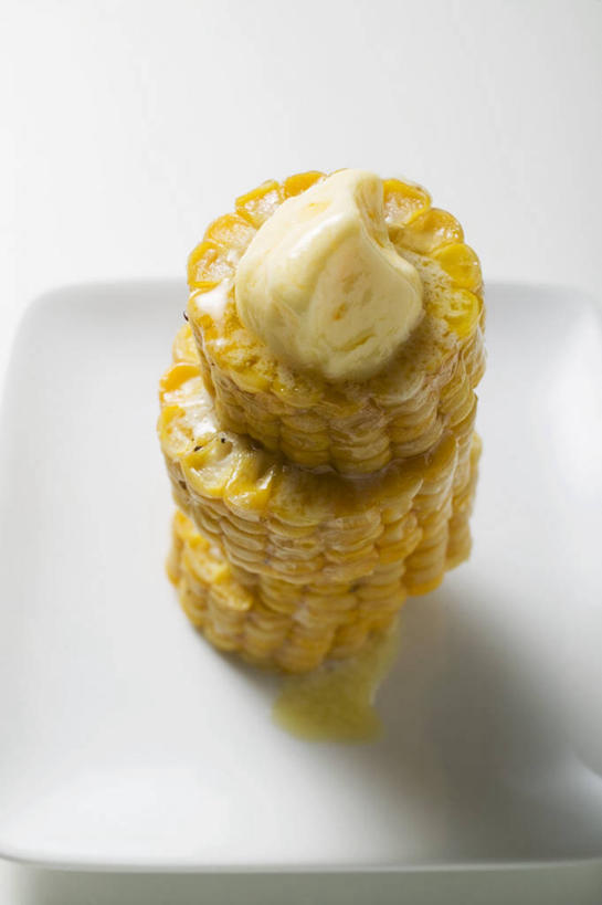 无人,竖图,俯视,室内,特写,白天,白色背景,玉米,桌面,桌子,蔬菜,餐具,阴影,新鲜,反射,木制,棒子,碟子,盘,影子,玉蜀黍,调料,酱料,酱汁,佐料,食品,调味品,调味料,酱,食物,一个,盘子,木制品,碟,摄影,有机食品,绿色食品,影棚,单个,苞米,苞芦,苞谷,包谷,大蜀黍,番麦,薏米包,玉高粱,玉麦,珍珠米,彩图,高角度拍摄,影棚拍摄,拍摄,甜玉米