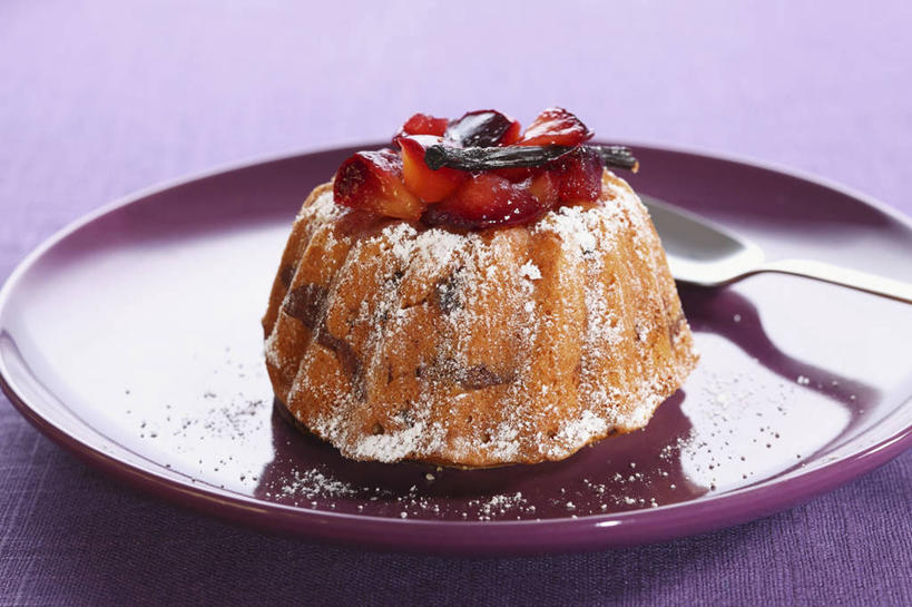 点心,无人,横图,俯视,室内,特写,白天,下午茶,桌面,桌子,草莓,浆果,餐具,水果,阴影,紫色背景,新鲜,反射,木制,碟子,盘,影子,生食,食品,果实,食物,糕点,一个,盘子,木制品,碟,草莓蛋糕,摄影,有机食品,绿色食品,影棚,单个,洋莓,水果皇后,红莓,地莓,彩图,高角度拍摄,影棚拍摄,拍摄,蛋糕