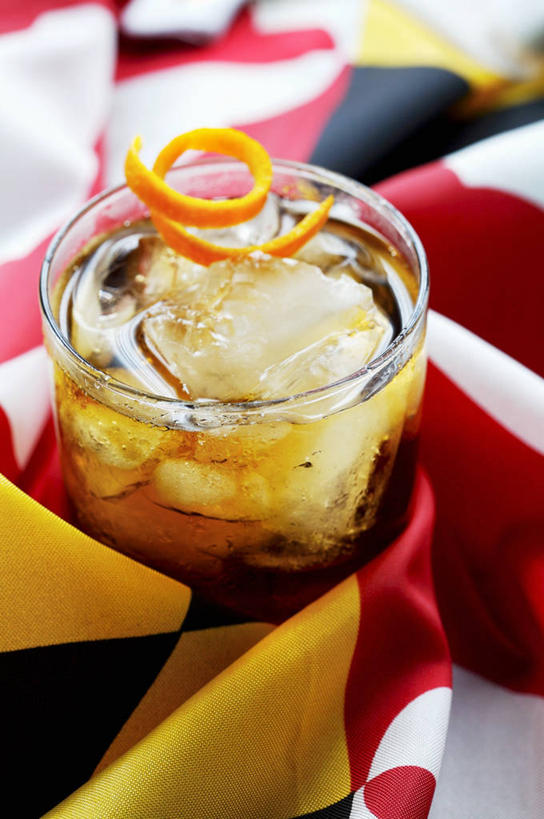 无人,竖图,俯视,室内,特写,白天,桌面,桌子,杯子,水果,阴影,花纹,朦胧,模糊,新鲜,反射,木制,布,图案,影子,冰,生食,冰块,食品,果实,布纹,冷冻,玻璃制品,食物,一个,木制品,水杯,寒冷,有机食品,绿色食品,冷藏,单个,布匹,冰冷,甜橙,苏打,保鲜,碳酸钠,化学物质,纯碱,碱面,玻璃杯,橙子,橙,彩图,高角度拍摄,鹄壳,黄橙,黄果,金橙,金环,金球,糖橙