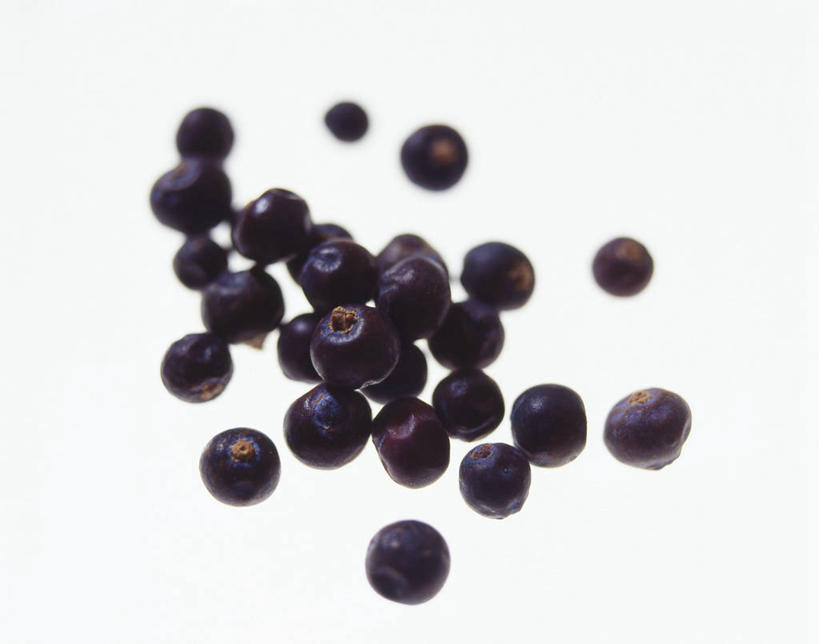 无人,横图,俯视,室内,特写,白天,白色背景,桌面,桌子,阴影,反射,木制,影子,调味,香料,佐料,木制品,摄影,影棚,配料,杜松子,作料,彩图,高角度拍摄,影棚拍摄,拍摄