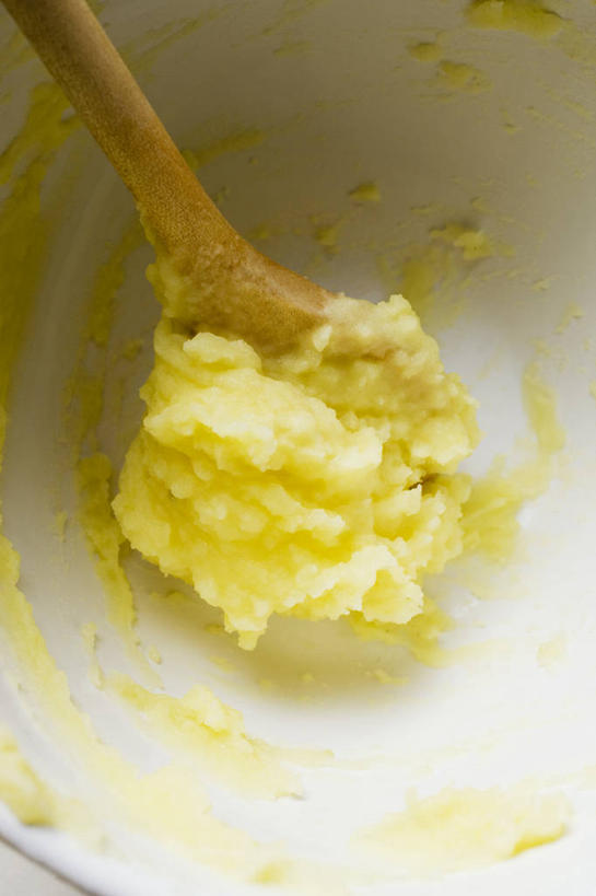 无人,竖图,俯视,室内,特写,白天,烹饪,西餐,木制,勺子,陶瓷,料理,食品,陶瓷制品,土豆泥,菜肴,美食,食物,一个,木制品,容器,调羹,汤匙,碗,西式,佳肴,单个,储藏,储存,马铃薯泥,薯蓉,彩图,高角度拍摄,贮存