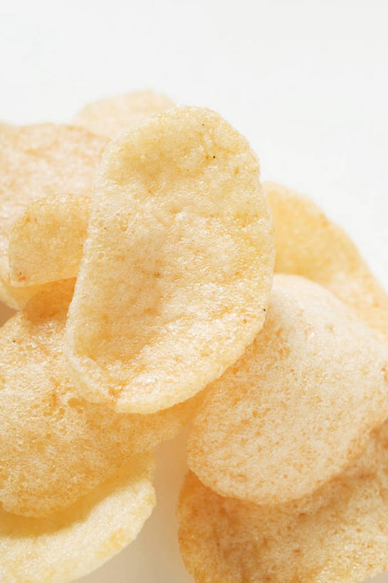 点心,无人,竖图,俯视,室内,特写,白天,白色背景,桌面,桌子,一堆,许多,阴影,堆叠,堆积,反射,木制,影子,食品,很多,食物,木制品,零食,摄影,影棚,堆,垃圾食品,膨化食品,虾片,零嘴,彩图,高角度拍摄,影棚拍摄,拍摄