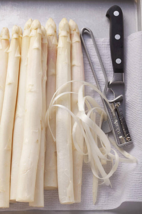 无人,竖图,俯视,室内,特写,白天,桌面,桌子,芦笋,蔬菜,金属制品,一堆,许多,阴影,堆叠,堆积,新鲜,反射,金属,木制,工具,影子,食品,刀具,很多,食物,白色,木制品,刀,有机食品,绿色食品,堆,削皮刀,猪尾巴,药鸡豆子,石刁柏,蚂蚁杆,龙须菜,狼尾巴根,彩图,高角度拍摄,去皮刀