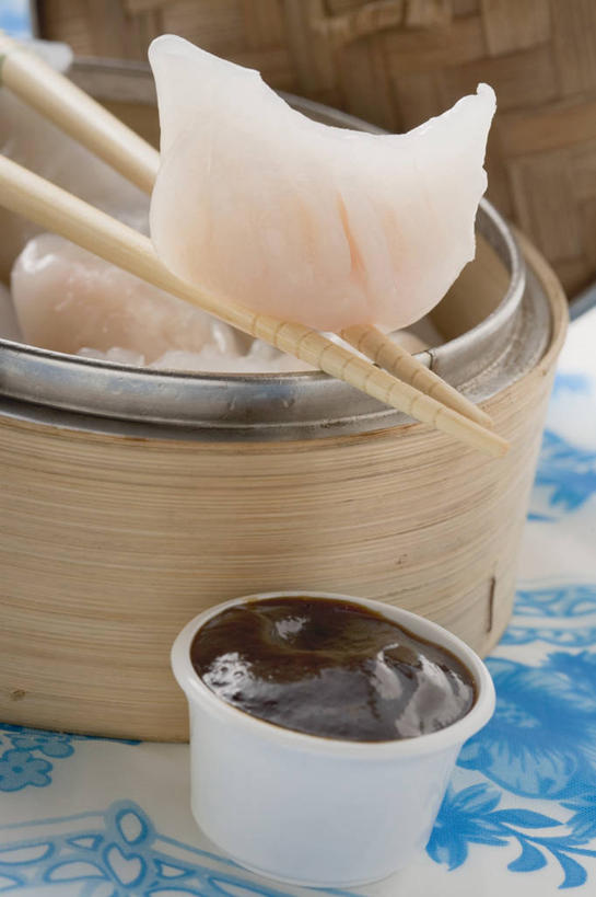 点心,蒸笼,无人,竖图,俯视,室内,特写,白天,烹饪,中餐,筷子,桌面,桌子,餐具,厨具,阴影,竹制,反射,木制,影子,陶瓷,调料,酱料,酱汁,佐料,料理,食品,饺子,面点,陶瓷制品,调味品,调味料,文化,传统,酱,小吃,美食,食物,一个,木制品,容器,碗,中式,虾饺,单个,储藏,礼节,竹制品,储存,笼屉,蒸饺,礼仪,烹饪用具,进餐用具,烹调用具,烹调,彩图,高角度拍摄,贮存