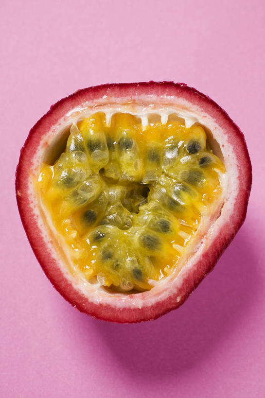 无人,竖图,俯视,室内,特写,白天,桌面,桌子,水果,阴影,粉色背景,新鲜,反射,木制,影子,生食,食品,果实,食物,一个,红色,木制品,百香果,西番莲,摄影,有机食品,绿色食品,影棚,单个,横截面,剖面,鸡蛋果,受难果,巴西果,截面,截面图形,彩图,高角度拍摄,影棚拍摄,拍摄