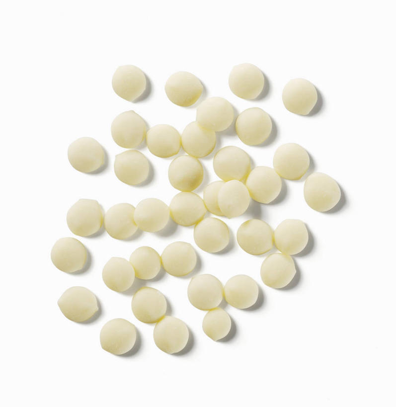 无人,竖图,俯视,室内,特写,白天,白色背景,桌面,桌子,许多,阴影,反射,木制,影子,食品,糖,糖果,甜点,甜品,很多,白巧克力,食物,木制品,甜食,巧克力,摄影,影棚,朱古力,彩图,高角度拍摄,影棚拍摄,拍摄