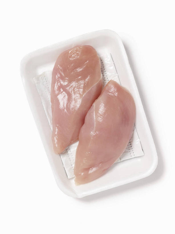 无人,竖图,俯视,室内,特写,白天,白色背景,桌面,桌子,两块,阴影,反射,纹路,木制,包装,纹理,影子,塑料,鸡肉,肉,肉类,盒子,一个,木制品,容器,塑料制品,摄影,影棚,单个,储藏,包装材料,保鲜膜,储存,肉食,肌理,彩图,高角度拍摄,影棚拍摄,拍摄,贮存