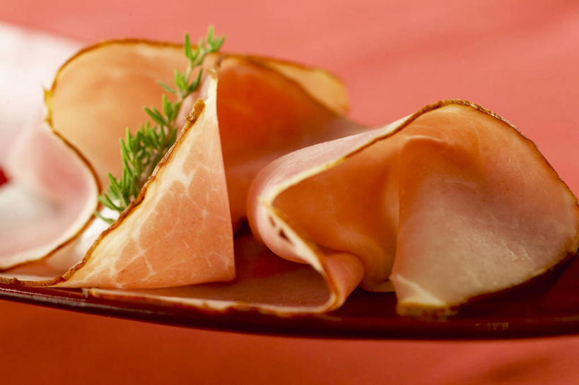 无人,横图,俯视,室内,特写,白天,桌面,桌子,叶子,阴影,红色背景,反射,纹路,木制,纹理,影子,肉,绿叶,火腿,猪肉,肉类,腌制,木制品,嫩叶,摄影,影棚,肉食,豚肉,肌理,熏制,火肉,兰熏,猪腿,叶,叶片,彩图,高角度拍摄,影棚拍摄,拍摄