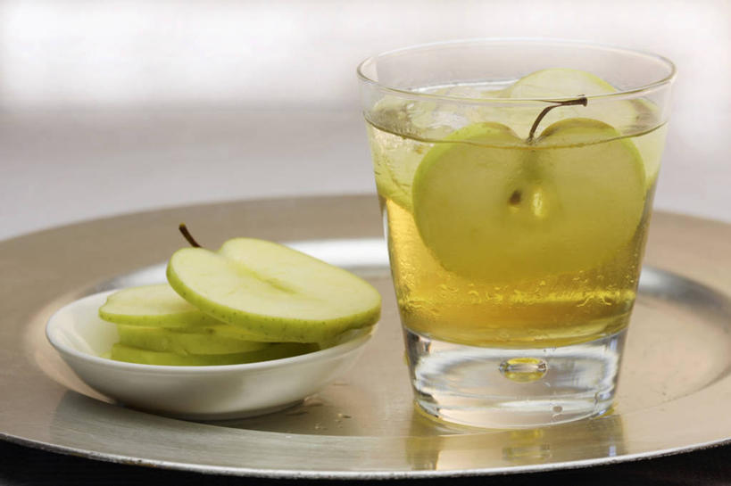 无人,横图,室内,特写,白天,正面,桌面,桌子,苹果,杯子,餐具,水果,阴影,朦胧,模糊,新鲜,反射,木制,碟子,盘,影子,生食,食品,果实,酒类,一杯,玻璃制品,酒,食物,饮料,一个,盘子,木制品,水杯,碟,有机食品,绿色食品,单个,果酒,横截面,剖面,苹果酒,截面,截面图形,玻璃杯,彩图