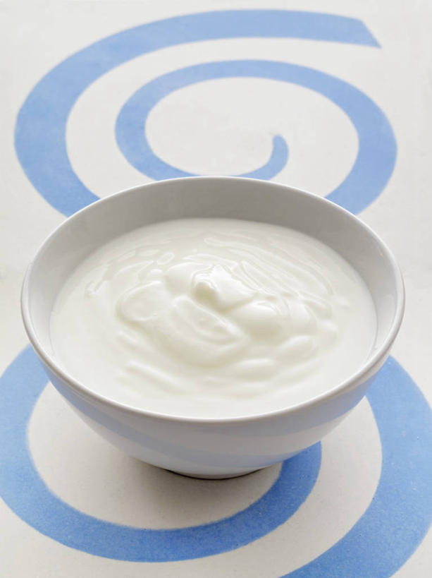 牛奶,无人,竖图,俯视,室内,特写,白天,白色背景,餐桌,桌子,阴影,反射,影子,陶瓷,陶瓷制品,饮品,营养,酸奶,饮料,一个,白色,容器,碗,摄影,影棚,单个,餐台,储藏,乳制品,奶,储存,发酵,优格,优酪乳,彩图,高角度拍摄,影棚拍摄,拍摄,贮存