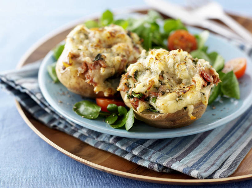 奶酪,无人,横图,俯视,室内,特写,白天,餐桌,桌子,蔬菜,土豆,西红柿,小番茄,餐具,叶子,阴影,朦胧,模糊,新鲜,装饰,反射,叉子,刀叉,刀子,碟子,盘,影子,肉,鱼肉,干酪,起司,食品,绿叶,芝士,营养,鲔鱼,金枪鱼,肉类,食物,三个,盘子,餐巾,碟,嫩叶,乳酪,有机食品,绿色食品,餐台,华丽,修饰,点缀,配菜,吞拿鱼,乳制品,餐刀,发酵,肉食,餐叉,馍馍蛋,衬托,美观,雅致,雅观,小西红柿,樱桃小番茄,珍珠小番茄,保洁方巾,口布,叶,叶片,进餐用具,樱桃番茄,洋芋,圣女果,山药蛋,马铃薯,番茄,彩图,高角度拍摄