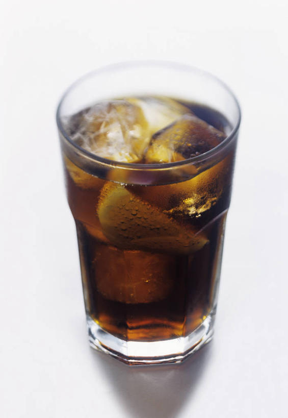 无人,竖图,俯视,室内,特写,白天,白色背景,餐桌,桌子,杯子,阴影,反射,影子,冰,冰块,饮品,一杯,冷冻,可乐,玻璃制品,饮料,一个,水杯,碳酸饮料,寒冷,摄影,影棚,冷藏,单个,餐台,冰冷,可口,保鲜,适口,玻璃杯,彩图,高角度拍摄,影棚拍摄,拍摄