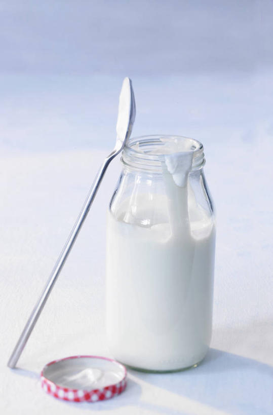 牛奶,无人,竖图,俯视,室内,特写,白天,白色背景,餐桌,桌子,阴影,反射,罐子,影子,勺子,饮品,营养,酸奶,玻璃制品,饮料,两个,玻璃瓶,瓶子,调羹,汤匙,摄影,影棚,餐台,一瓶,乳制品,奶,发酵,优格,优酪乳,彩图,高角度拍摄,影棚拍摄,拍摄