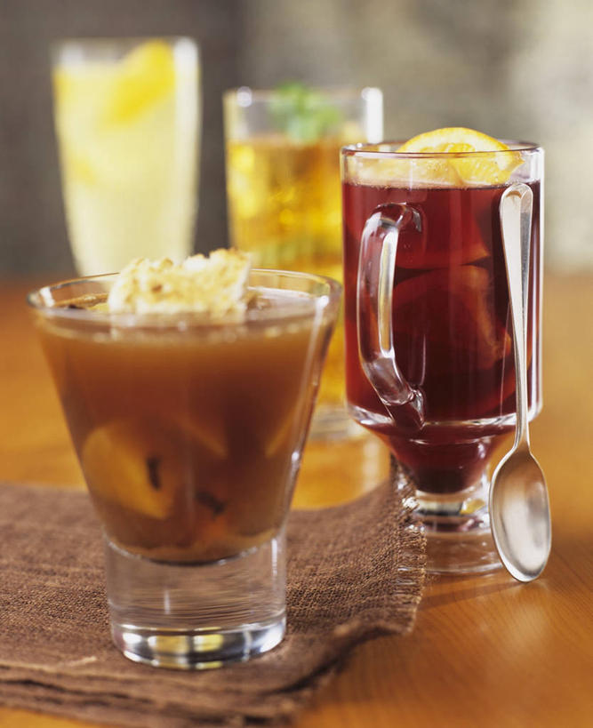 果汁,无人,竖图,室内,特写,白天,正面,餐桌,桌子,杯子,阴影,朦胧,模糊,反射,昆虫,蚕,影子,饮品,四杯,玻璃制品,饮料,动物,水杯,餐台,可口,益虫,适口,家蚕,蚕宝宝,桑蚕,玻璃杯,彩图