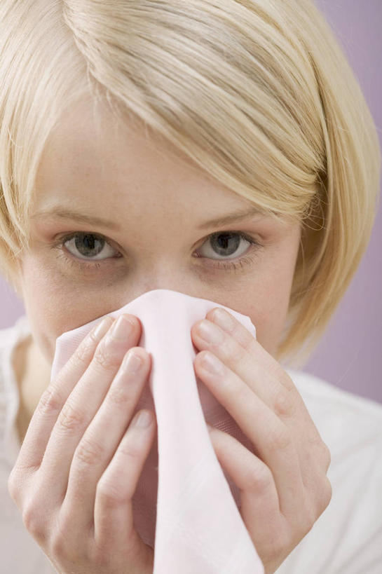 西方人,脸,头,脸颊,手,一个人,竖图,室内,特写,白天,正面,生活用品,欧洲,欧洲人,双手,仅一个年轻女性,仅一个女性,仅一个人,一张,握,服装,朦胧,模糊,纸,拿,拿着,注视,休闲装,衣服,纸巾,日用品,观察,看,休闲,手部,休闲服,金色,握着,服饰,卫生纸,观看,察看,感冒,关注,伤风,生活用纸,年轻女性,女人,女性,白种人,头部,直发,脸部,脸蛋,面部,半身,彩图,短发