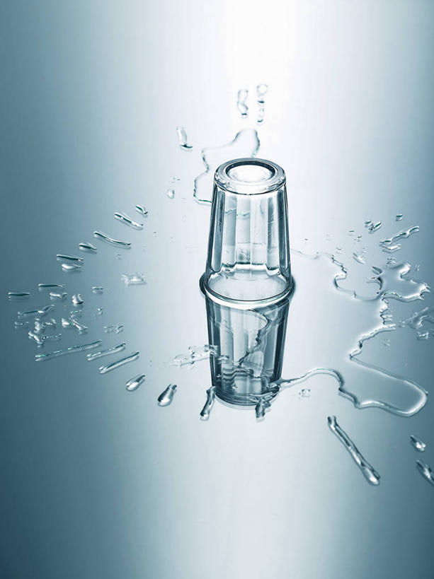 无人,竖图,俯视,室内,特写,白天,水,餐桌,桌子,杯子,阴影,飞溅,蓝色背景,溅,反射,液体,影子,塑料,水滴,水珠,一个,塑料制品,摄影,影棚,单个,餐台,塑料杯,喷洒,彩图,高角度拍摄,影棚拍摄,拍摄