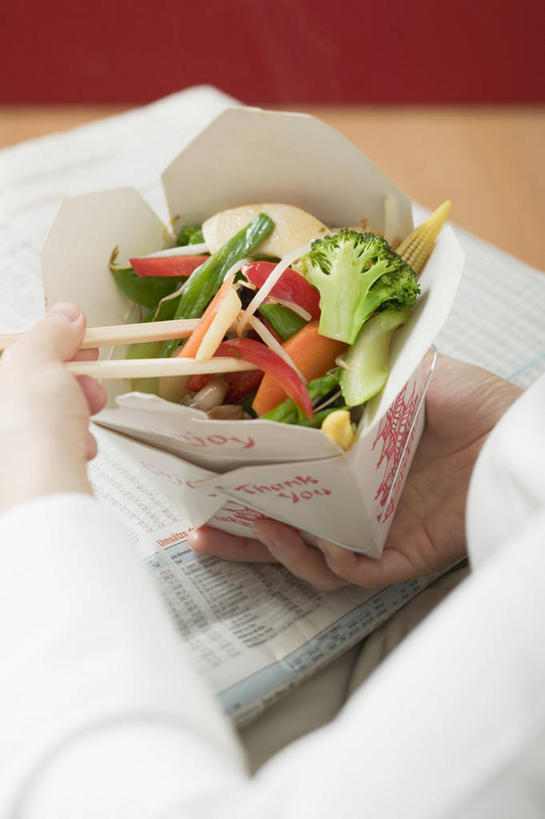 东方人,手,一个人,商务人士,商务女性,办公室,竖图,俯视,室内,特写,白天,阅读,家具,筷子,桌子,萝卜,胡萝卜,蔬菜,报纸,餐具,亚洲,双手,仅一个女性,仅一个人,一双,握,学习,套装,新鲜,纸盒,办公桌,花菜,花椰菜,西兰花,生食,蔬菜沙拉,沙拉,食品,拿,拿着,黄种人,文化,色拉,传统,沙律,盒子,食物,包装盒,容器,看,仅一个中年女性,手部,浏览,握着,有机食品,绿色食品,色拉酱,储藏,礼节,椰菜花,储存,千岛酱,礼仪,商务装,工薪阶层,办公家具,甘蓝花,女人,女性,中年女性,亚洲人,白领,上班族,进餐用具,红萝卜,甘荀,半身,彩图,高角度拍摄,贮存