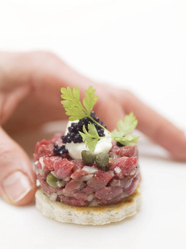 点心,面包,鱼子酱,西方人,手,一个人,竖图,室内,特写,白天,白色背景,正面,餐桌,桌子,叶子,欧洲,欧洲人,仅一个女性,仅一个人,握,阴影,朦胧,模糊,装饰,反射,影子,肉,鱼卵,鱼肉,食品,面点,绿叶,拿,鲔鱼,鱼籽,拿着,金枪鱼,肉类,食物,糕点,仅一个中年女性,手部,嫩叶,握着,摄影,影棚,餐台,单手,华丽,修饰,点缀,配菜,吞拿鱼,肉食,衬托,美观,雅致,雅观,女人,女性,中年女性,白种人,叶,叶片,半身,彩图,影棚拍摄,拍摄