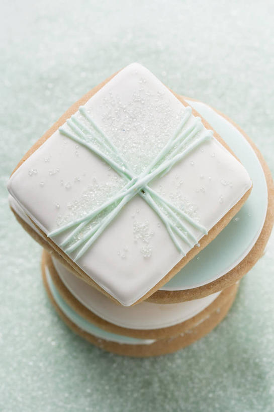 点心,无人,竖图,俯视,室内,特写,白天,餐桌,桌子,一排,阴影,整齐,反射,影子,食品,曲奇,食物,排列,饼干,零食,餐台,堆,队列,曲奇饼,曲奇饼干,彩图,高角度拍摄