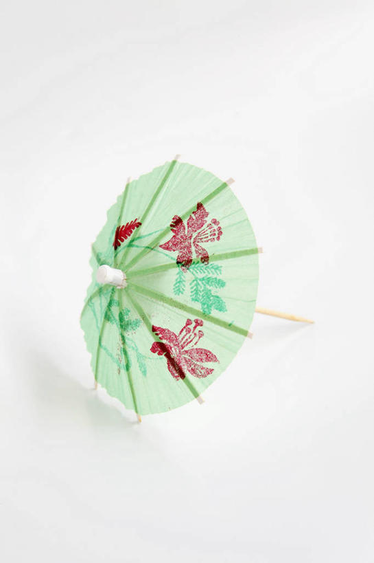 无人,竖图,俯视,室内,特写,白天,白色背景,餐桌,桌子,静物,一把,阴影,花纹,装饰,反射,伞,影子,纸伞,绿色,摄影,影棚,餐台,华丽,修饰,点缀,小伞,衬托,美观,雅致,雅观,鸡尾酒伞,酒杯伞,伞签,彩图,高角度拍摄,影棚拍摄,拍摄