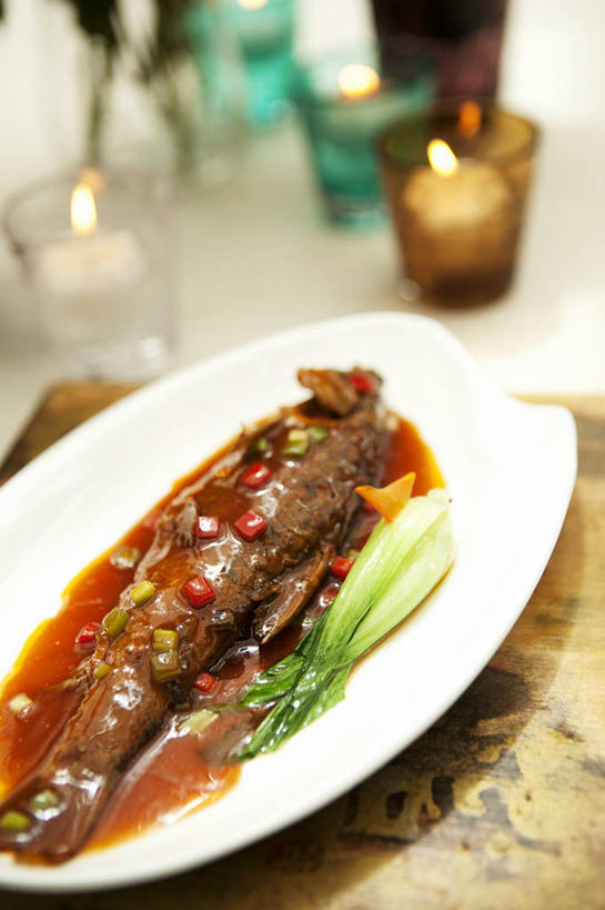 无人,竖图,俯视,室内,特写,白天,烹饪,中餐,餐桌,桌子,餐具,蜡烛,阴影,朦胧,模糊,光线,鱼,碟子,火焰,盘,影子,烛光,调料,红烧,肉,鱼肉,料理,食品,调味品,燃烧,调味料,酱油,菜肴,美食,肉类,鱼类,食物,一个,盘子,碟,点燃,中式,佳肴,单个,餐台,红烧鱼,肉食,红烧菜,豉油,彩图,高角度拍摄