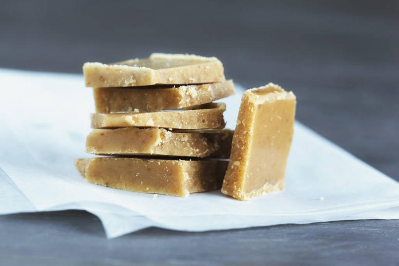 牛奶,无人,横图,俯视,室内,特写,白天,餐桌,桌子,一排,许多,阴影,整齐,反射,影子,食品,糖,糖果,甜点,甜品,饮品,软糖,很多,营养,食物,饮料,排列,甜食,巧克力,餐台,朱古力,堆,乳制品,奶,牛乳,队列,太妃糖,安神,彩图,高角度拍摄