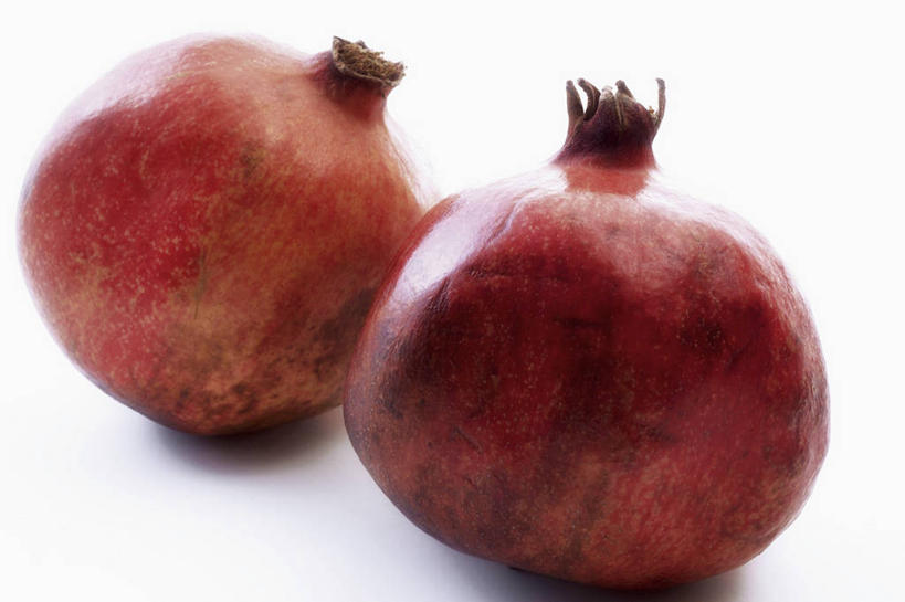 无人,横图,俯视,室内,特写,白天,白色背景,餐桌,桌子,石榴,水果,阴影,新鲜,反射,影子,生食,食品,果实,食物,两个,红色,摄影,有机食品,绿色食品,影棚,餐台,涂林,若榴,金罂,金庞,丹若,安石榴,彩图,高角度拍摄,影棚拍摄,拍摄