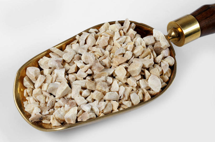 无人,横图,俯视,室内,特写,白天,白色背景,植物,餐桌,桌子,一堆,许多,阴影,堆叠,堆积,反射,影子,勺子,草药,药草,很多,中药,一个,调羹,汤匙,摄影,影棚,单个,餐台,堆,药材,中草药,中药材,本草,惜别,不舍,情有独钟,红药,将离,婪尾春,离草,犁食,芍药,余容,彩图,高角度拍摄,影棚拍摄,拍摄,白花芍药,白芍,白芍药