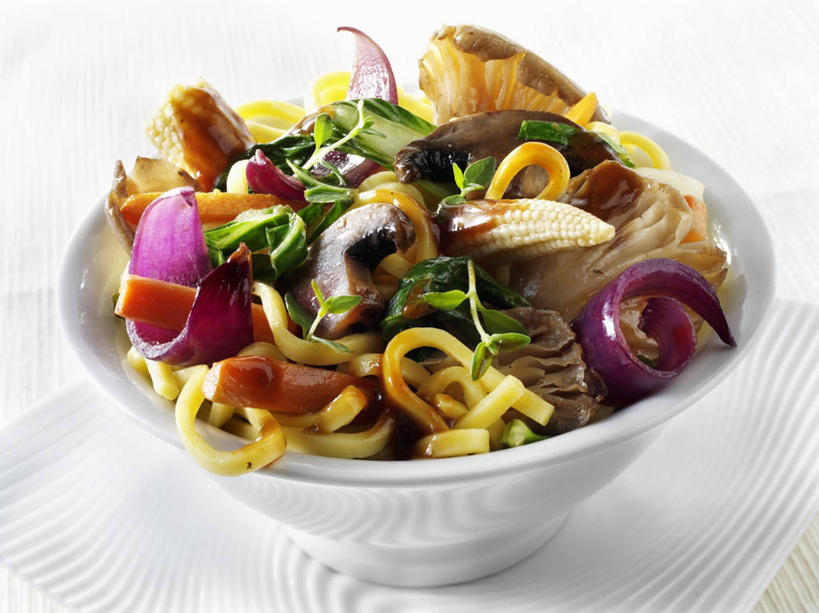 面食,面条,无人,横图,俯视,室内,特写,白天,烹饪,中餐,餐桌,桌子,蔬菜,洋葱,一堆,阴影,堆叠,堆积,新鲜,反射,影子,陶瓷,炒面,面,料理,食品,陶瓷制品,菜肴,美食,食物,一个,容器,碗,中式,佳肴,有机食品,绿色食品,单个,餐台,储藏,堆,储存,玉葱,圆葱,洋葱头,球葱,葱头,彩图,高角度拍摄,贮存