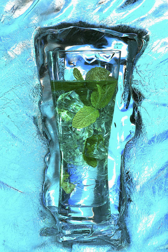 无人,竖图,俯视,室内,特写,白天,餐桌,桌子,叶子,阴影,反射,影子,冰,冰块,薄荷,绿叶,银丹草,酒类,一杯,文化,冷冻,酒,饮料,鸡尾酒,嫩叶,寒冷,调酒,冷藏,餐台,冰冷,创造,想象,莫吉托,保鲜,斑叶凤梨薄荷,夜息香,胡椒薄荷,叶,叶片,彩图,高角度拍摄