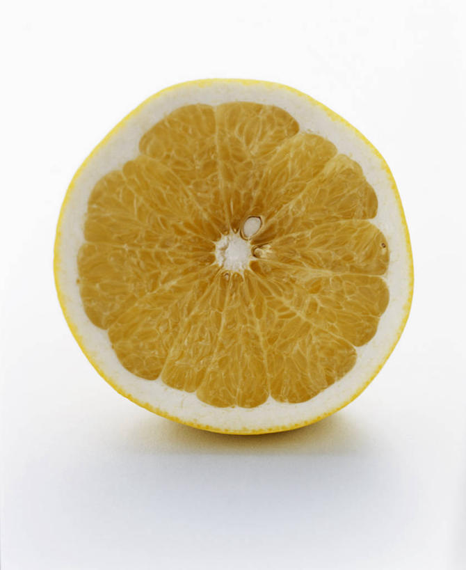 无人,竖图,俯视,室内,特写,白天,白色背景,餐桌,桌子,水果,切开,阴影,新鲜,反射,影子,生食,食品,果实,半个,葡萄柚,食物,黄色,西柚,切,一半,摄影,有机食品,绿色食品,影棚,餐台,剖面,切面,朱栾,彩图,高角度拍摄,影棚拍摄,拍摄