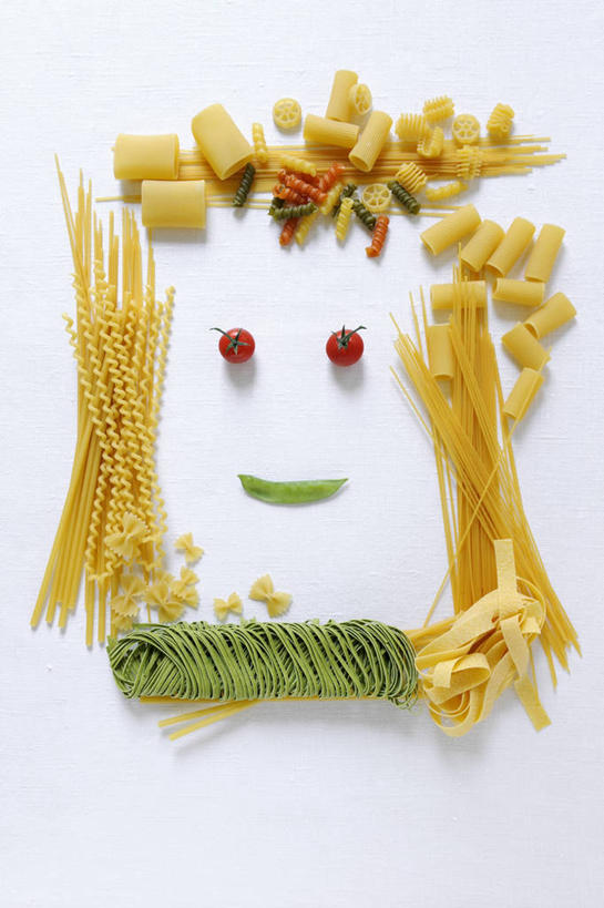 面食,面条,意大利面,无人,竖图,俯视,室内,特写,白天,白色背景,西餐,餐桌,桌子,阴影,反射,影子,面,料理,食品,食物,排列,笑容,西式,摄影,影棚,餐台,笑脸,笑貌,摆列,彩图,高角度拍摄,影棚拍摄,拍摄,布列,分列