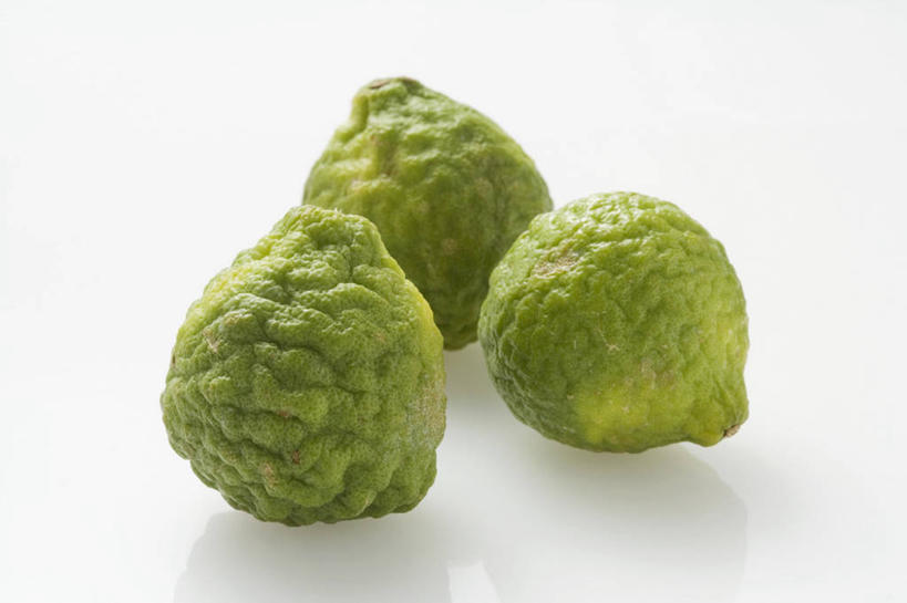 无人,横图,俯视,室内,特写,白天,白色背景,餐桌,桌子,柠檬,水果,阴影,新鲜,反射,影子,青柠檬,生食,食品,果实,食物,三个,绿色,摄影,有机食品,绿色食品,影棚,餐台,益母果,柠果,彩图,高角度拍摄,影棚拍摄,拍摄