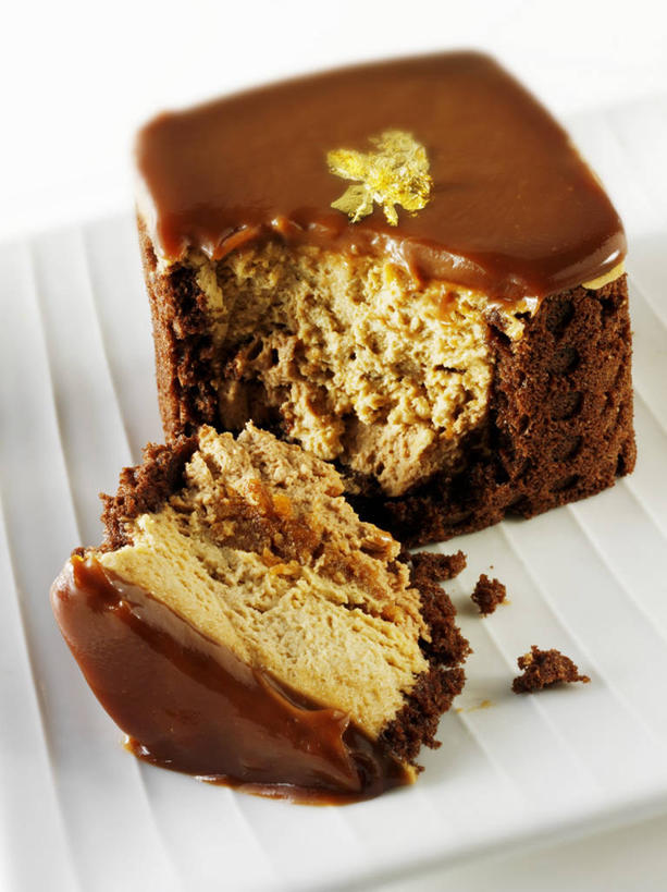 点心,无人,竖图,俯视,室内,特写,白天,白色背景,下午茶,餐桌,桌子,餐具,切开,阴影,反射,碟子,盘,影子,食品,食物,糕点,一个,白色,盘子,碟,切,摄影,影棚,单个,餐台,剖面,焦糖,切面,彩图,高角度拍摄,影棚拍摄,拍摄,焦糖蛋糕,蛋糕