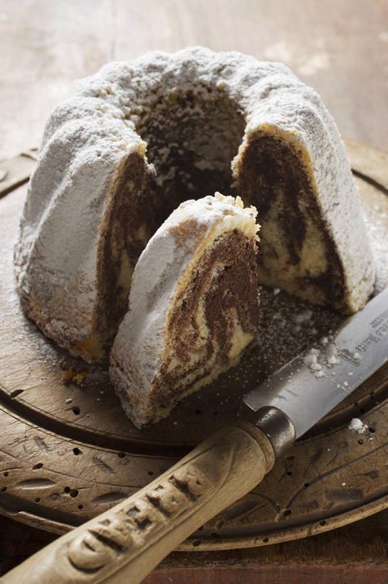 点心,无人,竖图,俯视,室内,特写,白天,下午茶,餐桌,桌子,餐具,一把,一块,切开,阴影,反射,碟子,工具,盘,影子,食品,刀具,食物,糕点,盘子,碟,刀,切,餐台,餐刀,横截面,剖面,切面,大理石蛋糕,截面,截面图形,彩图,高角度拍摄,蛋糕